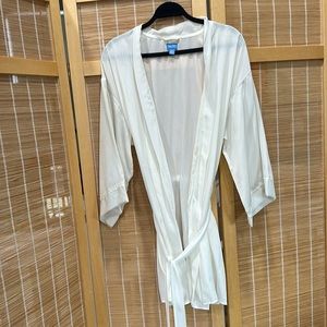 M  vera wang ivory robe like new